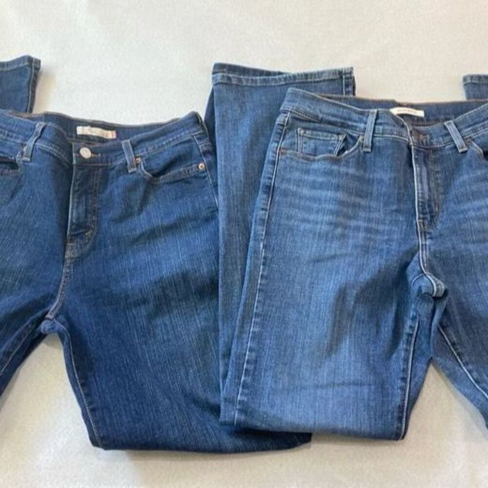 2 pair of women's Levi’s size 8 both in great condition